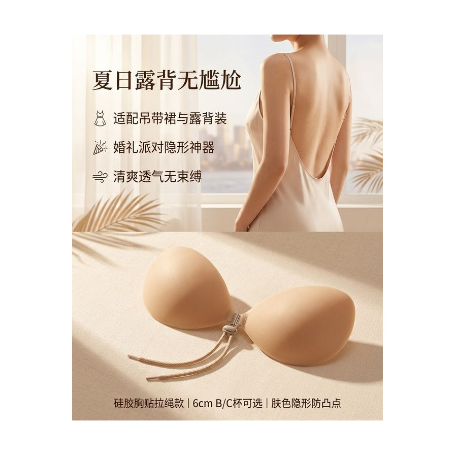 营销海报图，模特身穿露背裙展示效果，下方放置产品，配有中文文案说明夏日适用场景。