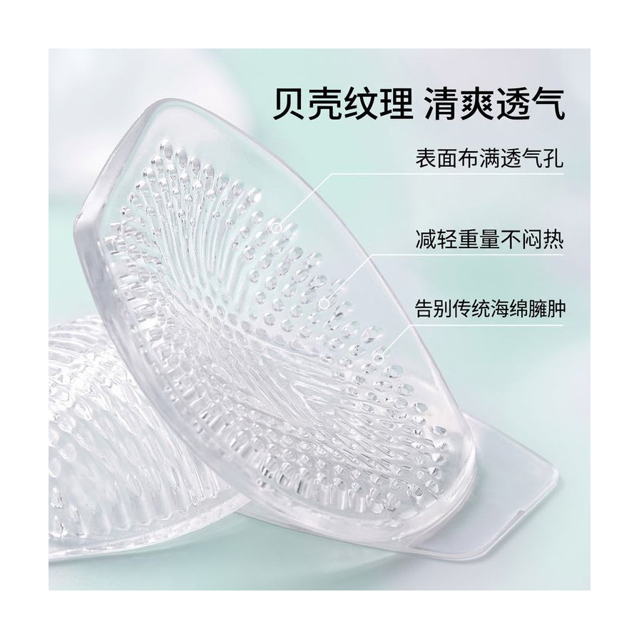 展示硅胶胸垫的贝壳纹理与透气孔设计，配有中文标注说明清爽透气特性。