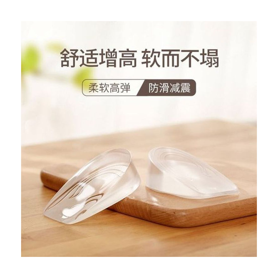 放置在木质桌面上的两只透明增高垫，上方配有舒适增高、软而不塌、柔软高弹、防滑减震的中文卖点文字。