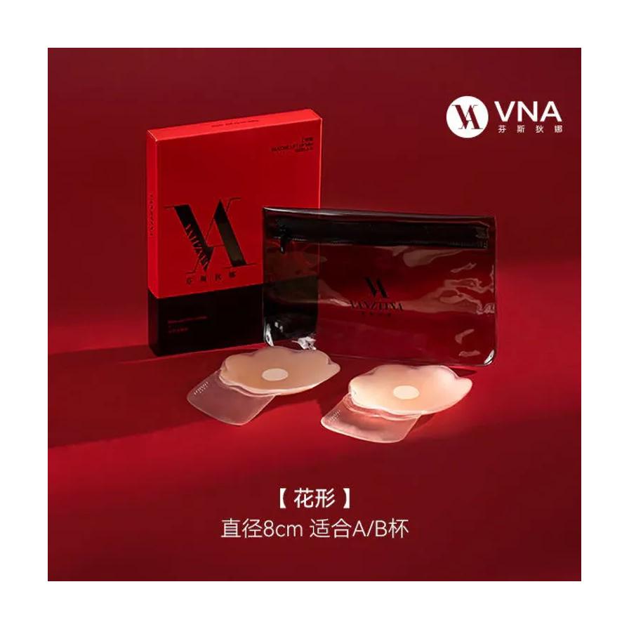 花形硅胶胸贴 AB 杯规格展示图，包含红色包装盒、透明收纳袋及两片花瓣状胸贴，底部标注直径 8cm。