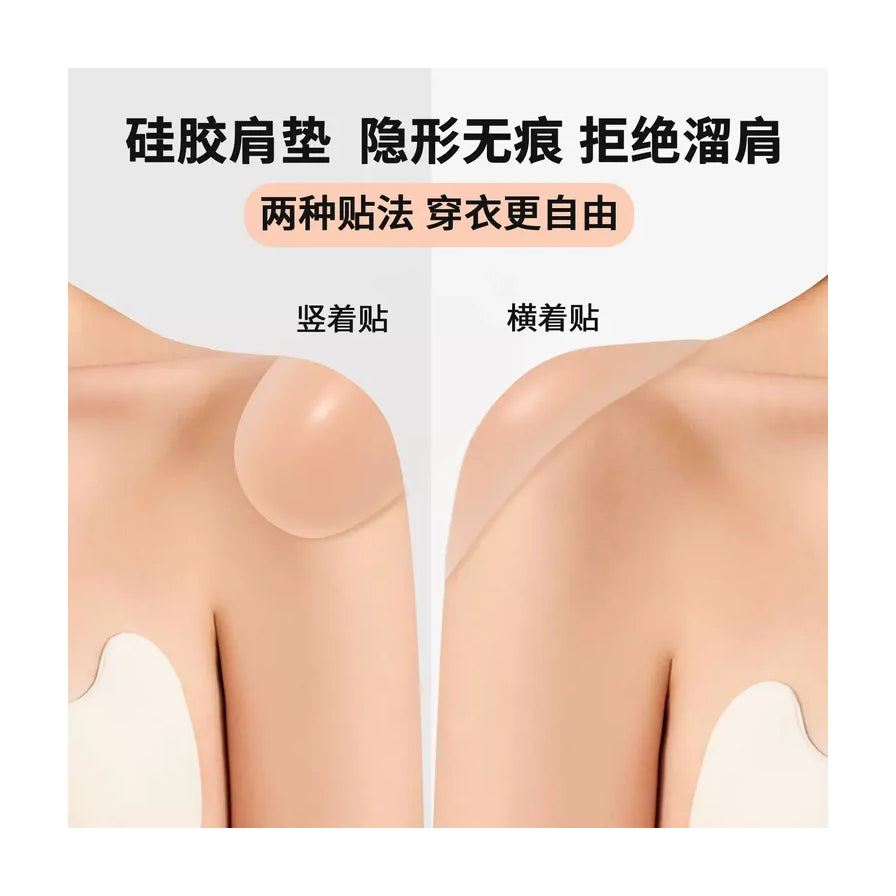 模特展示硅胶垫肩的两种贴法：竖着贴增加肩部高度，横着贴拉宽肩线，配有中文说明文字。