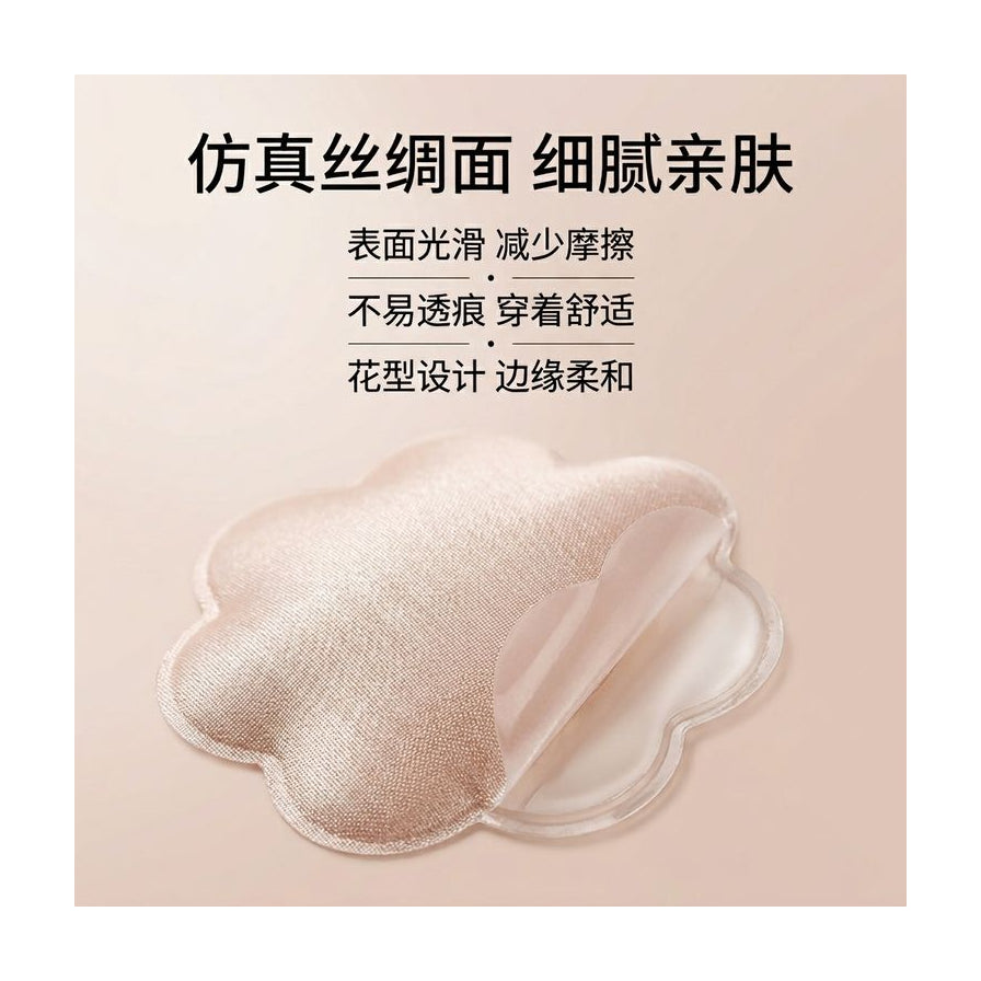 仿真丝绸面乳贴细节特写，配有中文说明文字强调细腻亲肤与花型设计。