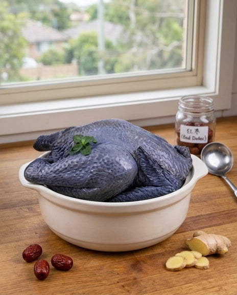 标准装乌骨鸡生鲜肉类竖版展示图，肉质紧实适合家庭烹饪