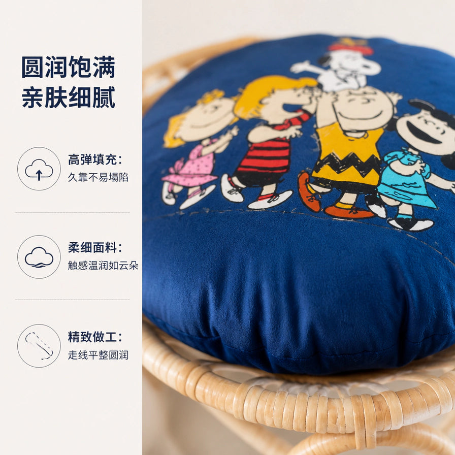 史努比圆形抱枕的近距离特写，展示其圆润饱满的填充和细腻的面料质感，左侧带有高弹填充和精致做工的中文说明。