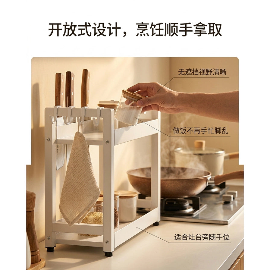在灶台旁使用双层调料架的场景，开放式设计方便烹饪时随手拿取调料罐。