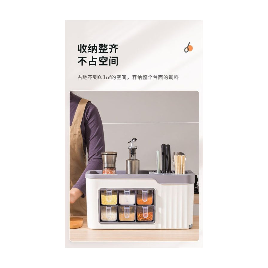 调料收纳盒产品海报图，包含中文标题“收纳整齐不占空间”，展示人物在厨房使用该产品的场景。