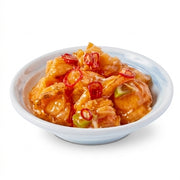 即食麻辣扇贝裙边电商说明图，展示红油酱汁包裹的脆爽海鲜小菜特写