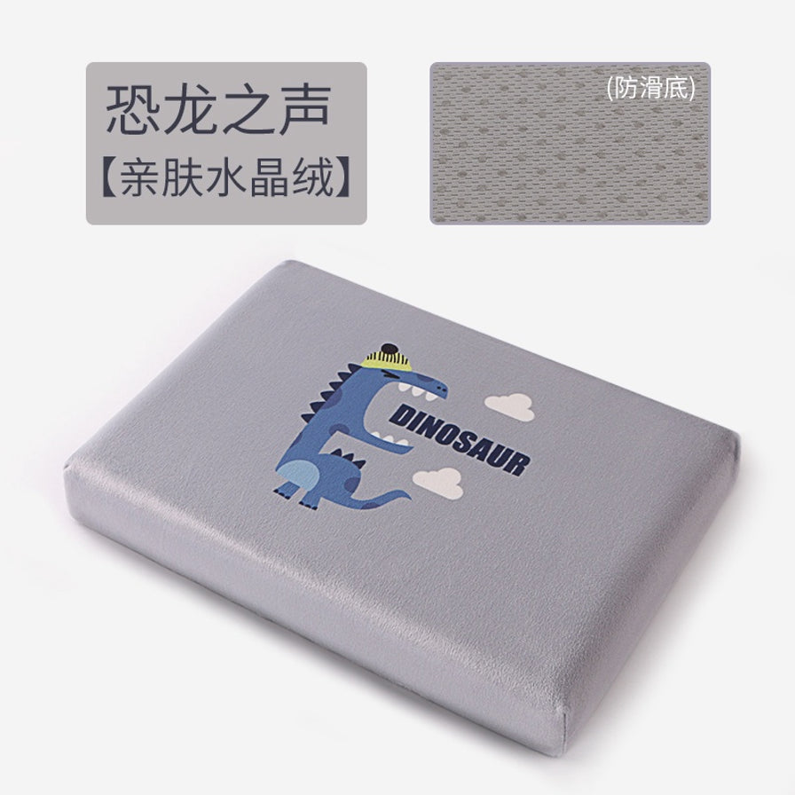 方形灰色恐龙图案坐垫，上方带有“恐龙之声”和“亲肤水晶绒”文字标签，以及防滑底面细节展示图。