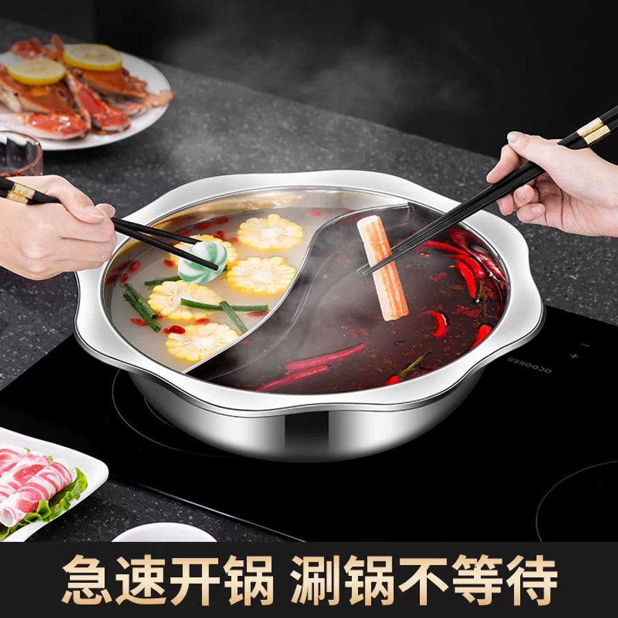在电磁炉上使用的不锈钢鸳鸯火锅，配有筷子夹取食材的场景，下方带有急速开锅刷锅不等待的文字。