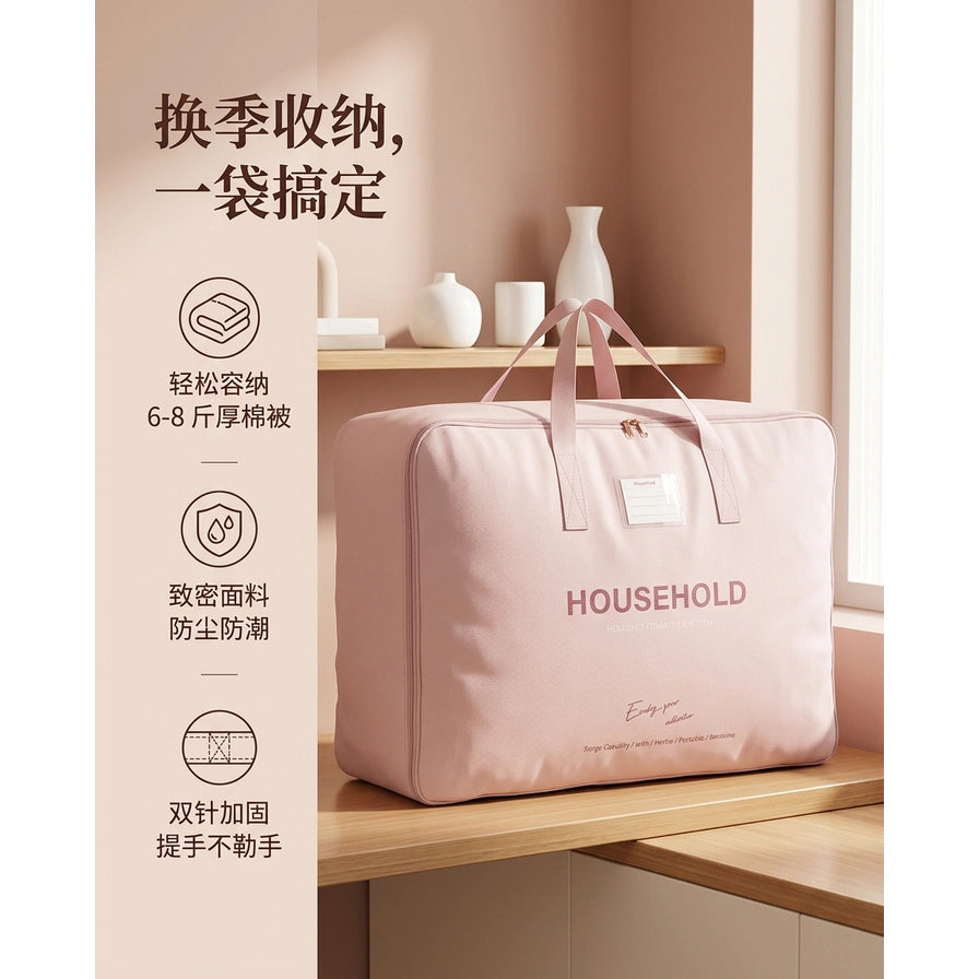 收纳袋放置于木质搁板上的场景图，左侧配有图标和中文文案，说明可容纳厚棉被、防尘防潮及提手不勒手等卖点。