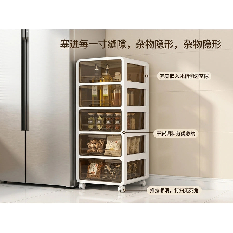 收纳柜放置在冰箱旁缝隙的场景图，展示厨房干货调料分类收纳效果，配有中文说明文字。