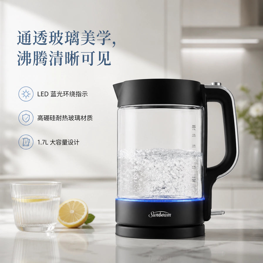 在厨房台面上工作的 Sunbeam 玻璃快煮壶，底部散发 LED 蓝光，壶内水正在沸腾，左侧配有卖点文字。