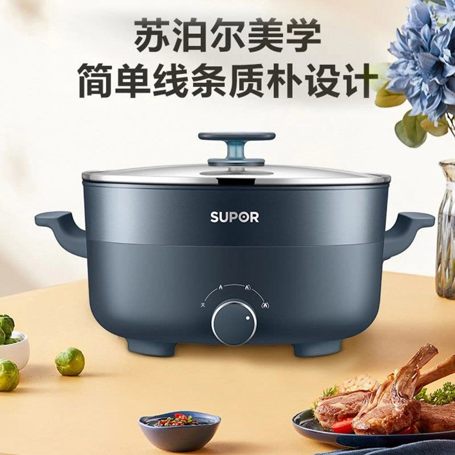 苏泊尔电火锅在餐桌上的使用场景，上方配有“苏泊尔美学 简单线条质朴设计”文字，周围摆放着食材。
