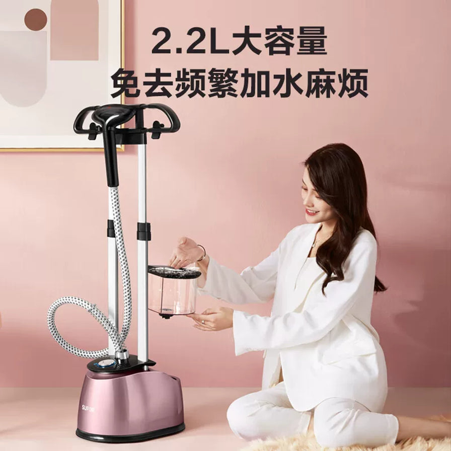 一名女性正在演示为苏泊尔挂烫机安装2.2L大容量透明水箱，背景为温馨居家环境。