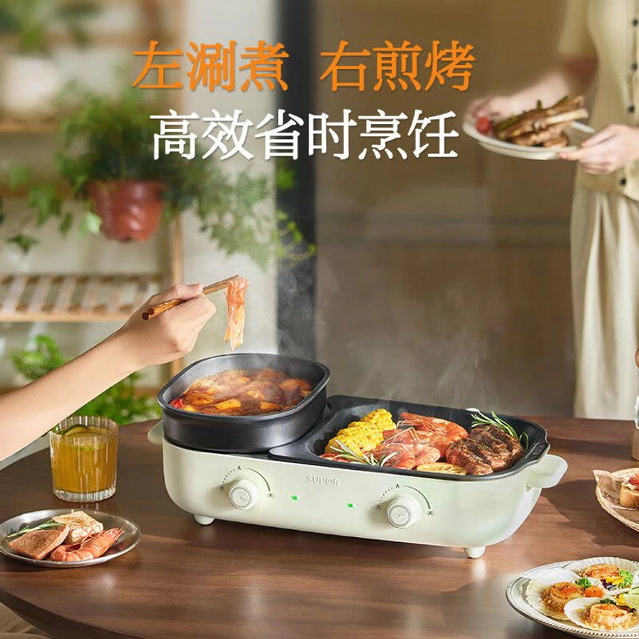 家庭聚餐场景下使用苏泊尔涮烤一体锅，左侧涮肉，右侧烤虾和牛排，展示高效省时烹饪过程。