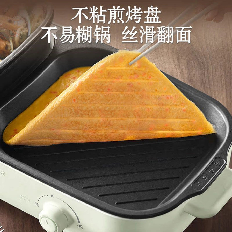 近距离展示苏泊尔一体锅的不粘煎烤盘，正在煎制蛋饼，表面平整且带有条纹，突出不粘易翻面特性。