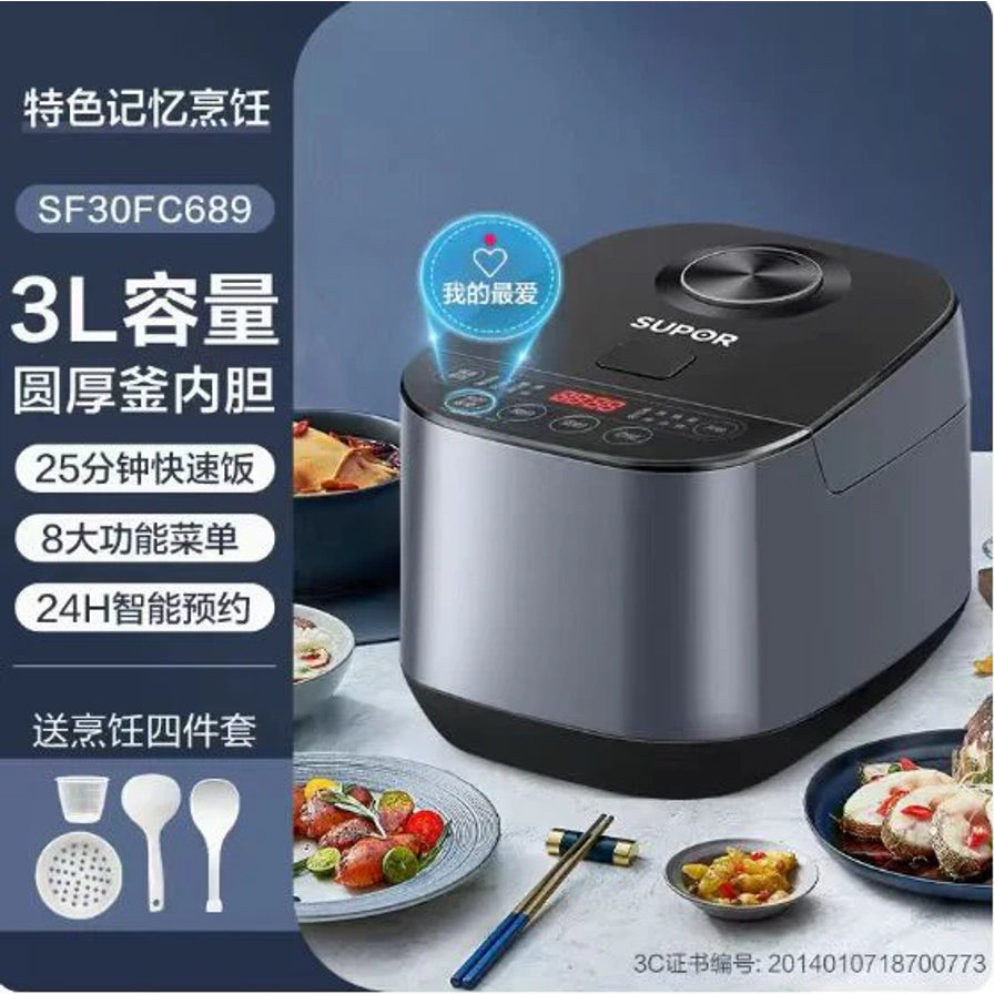苏泊尔电饭煲海报，左侧列出3L容量、圆厚釜内胆等卖点，下方展示附赠的量杯、蒸笼和饭勺配件。