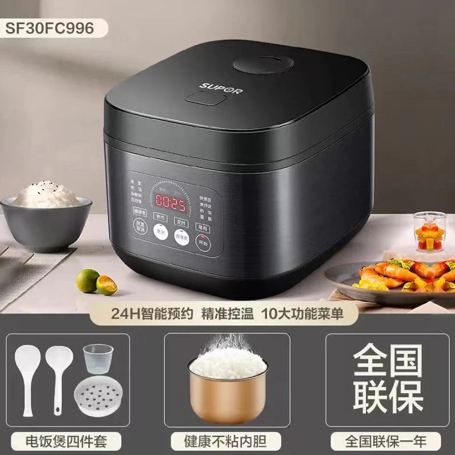 苏泊尔 SF30FC996 电饭煲在厨房环境中的展示，下方带有功能卖点图标，包括四件套配件、不粘内胆和全国联保说明。