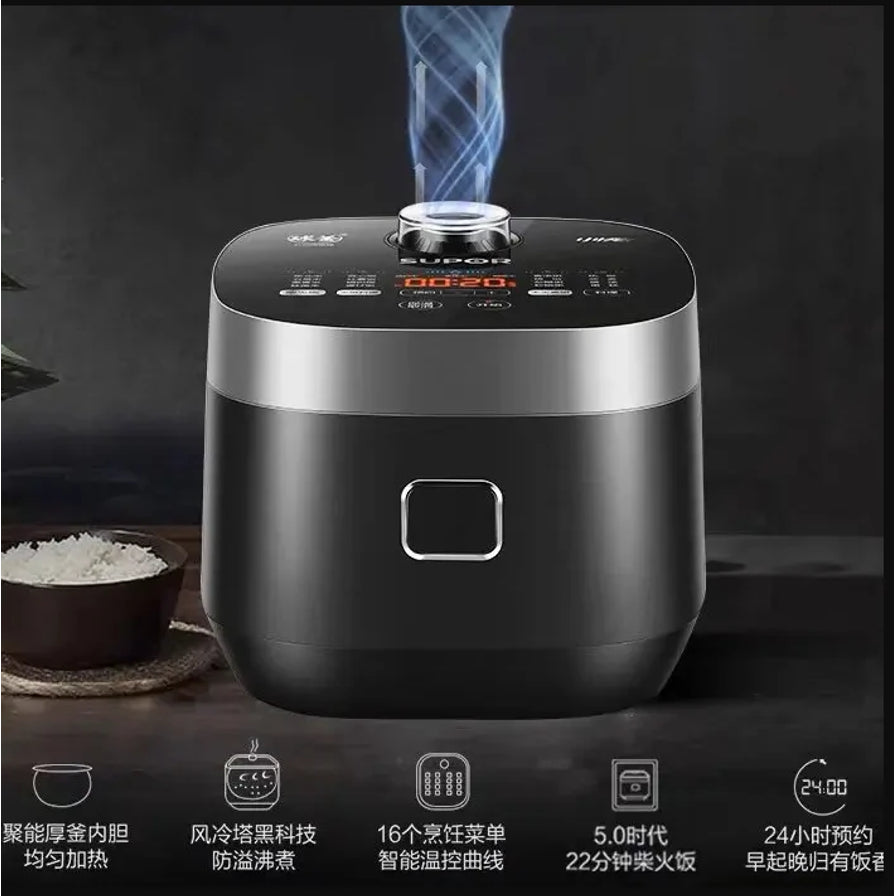 苏泊尔电饭煲在厨房环境中的展示，顶部有蒸汽升腾效果，下方图标展示厚釜内胆、风冷防溢、16款菜单及24小时预约功能。