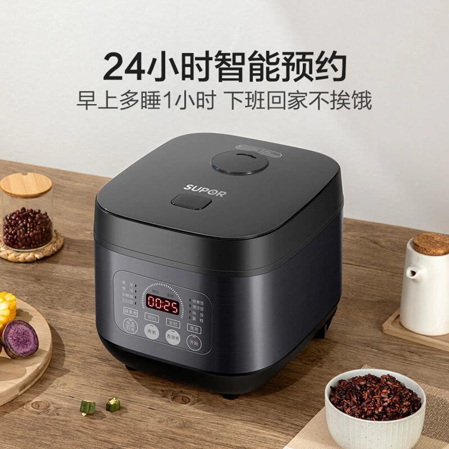 苏泊尔智能电饭煲放置在木质餐桌上，上方配有24小时智能预约的文字说明。