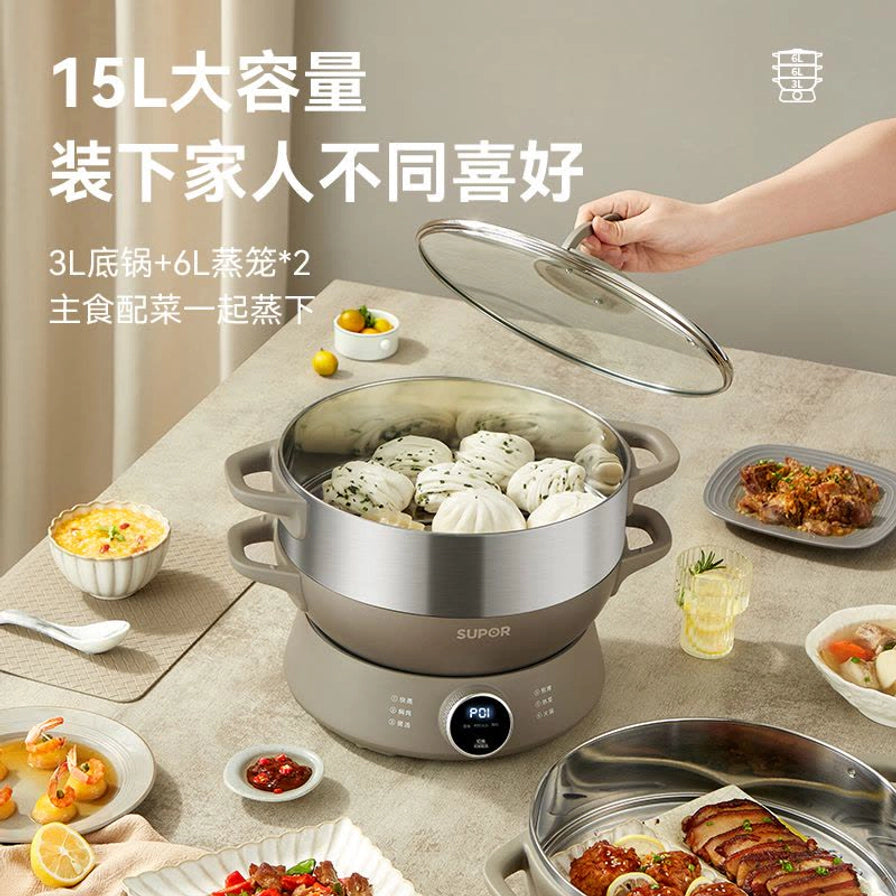 苏泊尔15L大容量电蒸锅场景图，包含3L底锅和两个6L蒸笼，桌面上摆放着蒸好的包子、排骨等多种菜肴。