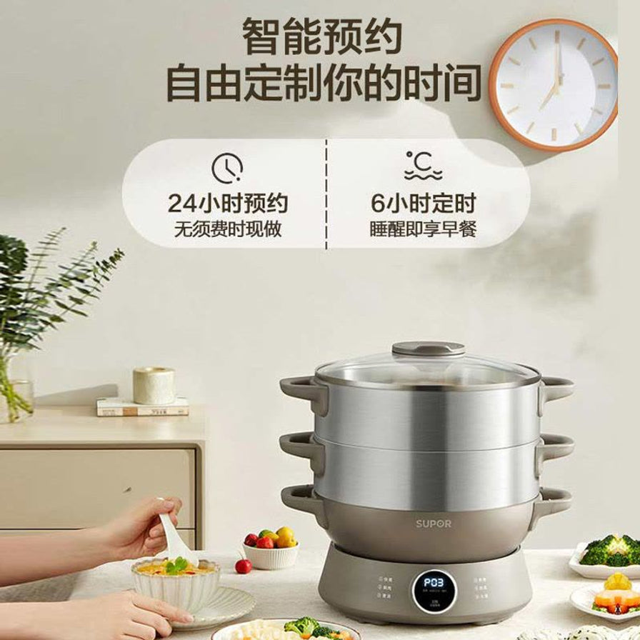苏泊尔电蒸锅的智能预约与定时功能海报，背景为温馨的家庭早餐场景。