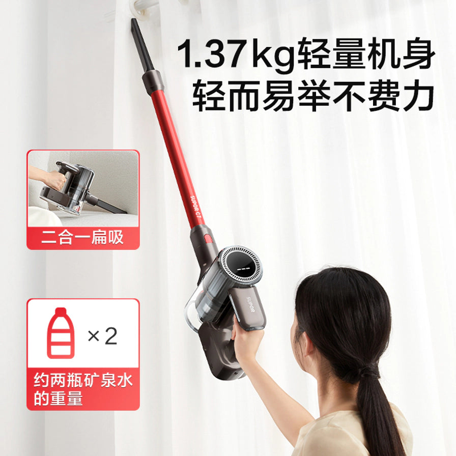 女性用户单手高举苏泊尔轻量化吸尘器清洁窗帘，强调 1.37kg 机身轻盈如两瓶矿泉水。