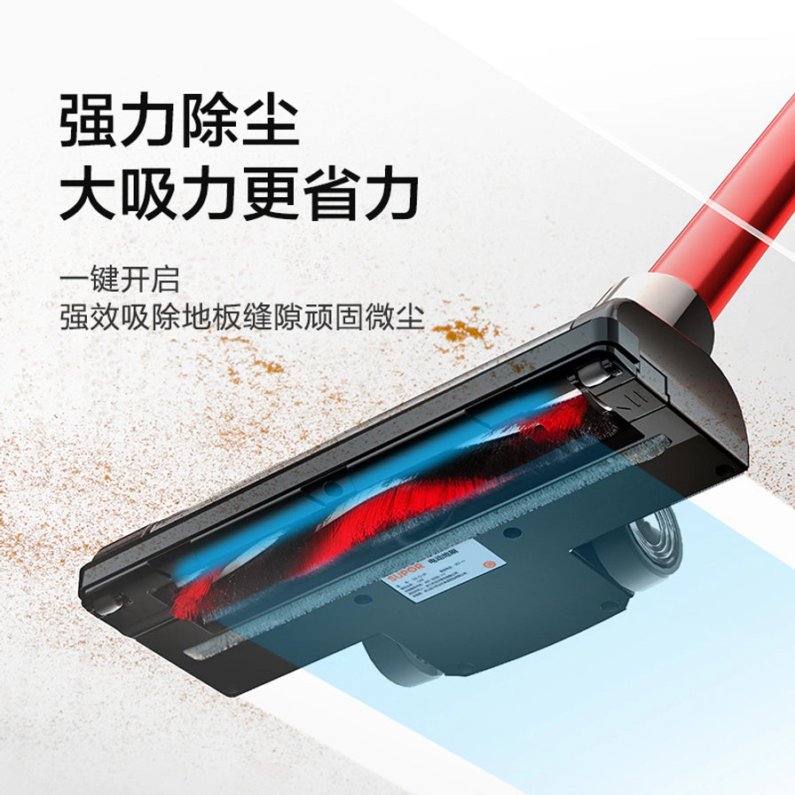 苏泊尔吸尘器地刷底部视角，展示强力除尘大吸力及针对地板缝隙微尘的清洁能力。