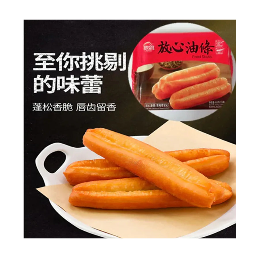 思念放心油条宣传海报图，黑色背景下白色盘中盛放炸好的油条，左侧有中文广告语“至你挑剔的味蕾”，右上角圆形区域展示产品包装。