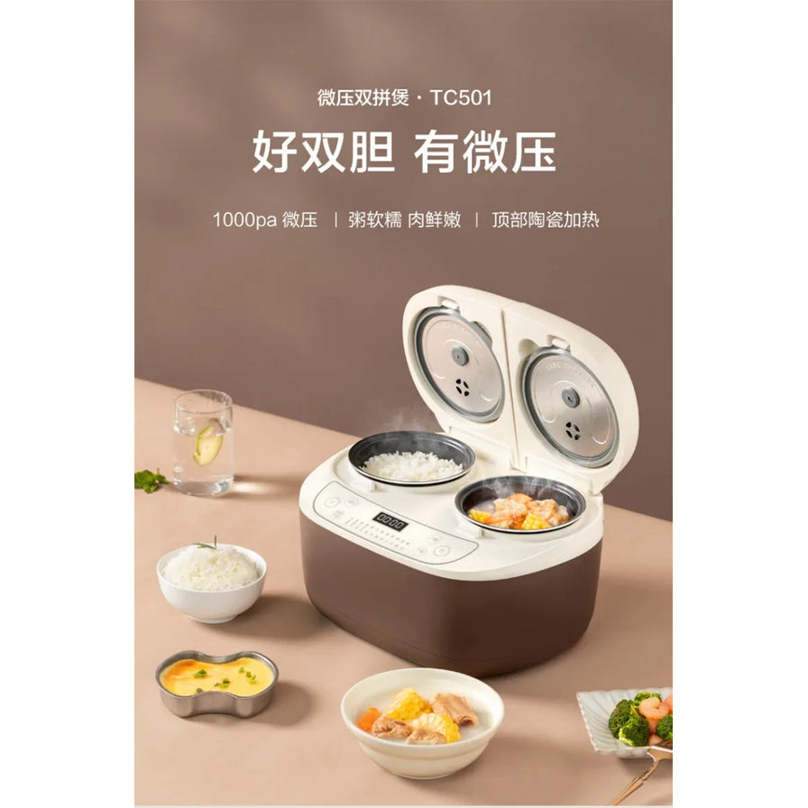 三食双胆电饭煲TC501在餐桌场景中的应用，展示一边煮饭一边炖菜的功能，配有海报标题文字。
