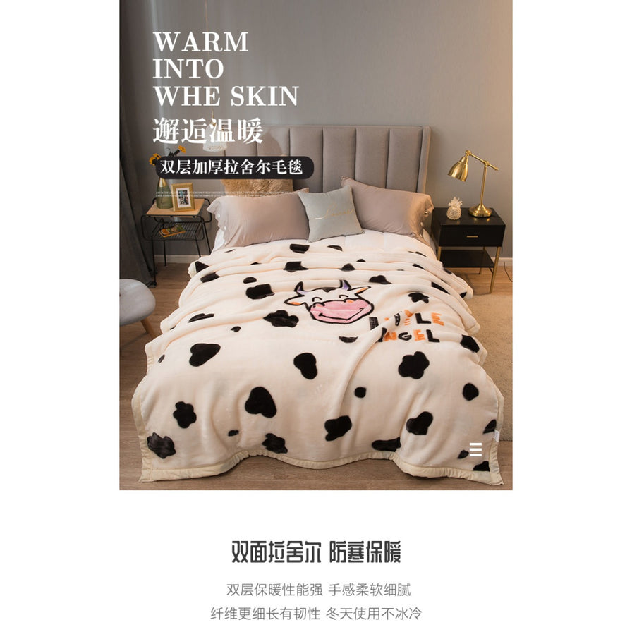 带有中文卖点介绍的商品海报，展示奶牛斑纹拉舍尔毛毯在卧室的使用效果，文字说明其双层加厚和防寒保暖特性。