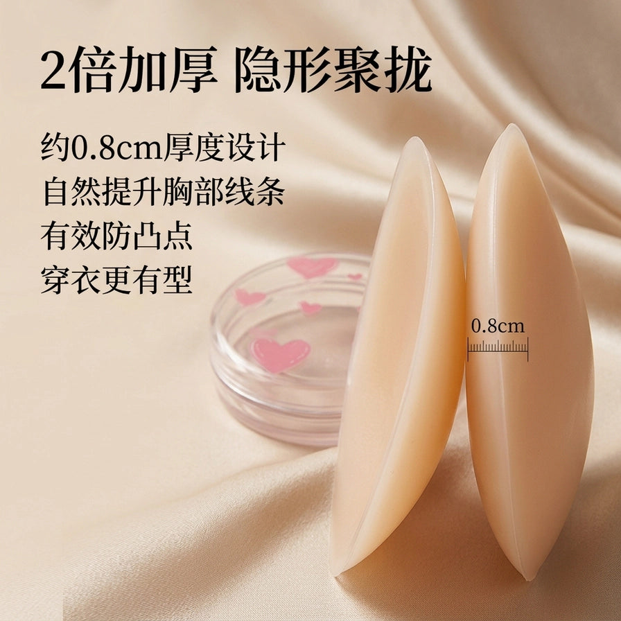 丝绸质感背景上的加厚硅胶胸贴侧面特写，标注有0.8cm厚度测量示意，背景包含透明收纳盒及产品卖点文字。