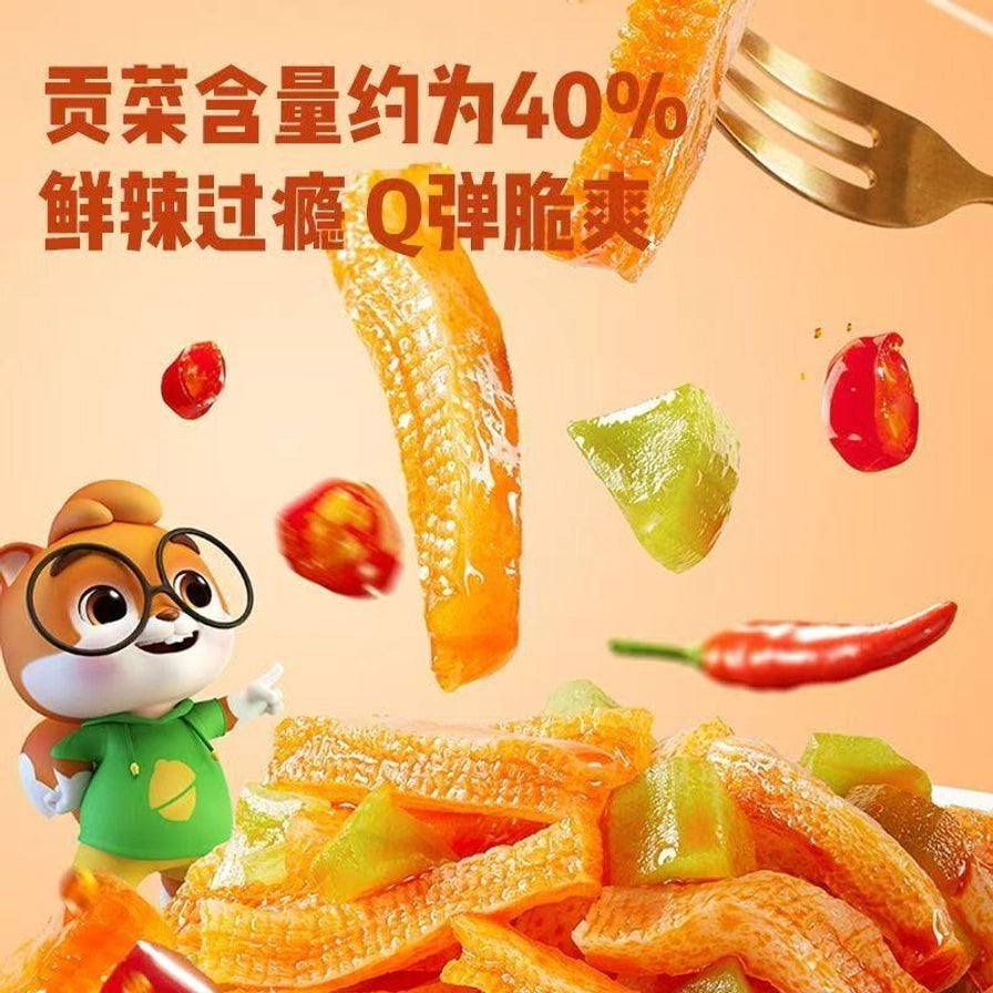 三只松鼠卡通形象指向飞起的魔芋贡菜，画面配有贡菜含量约为40%、鲜辣过瘾、Q弹脆爽的说明文字。