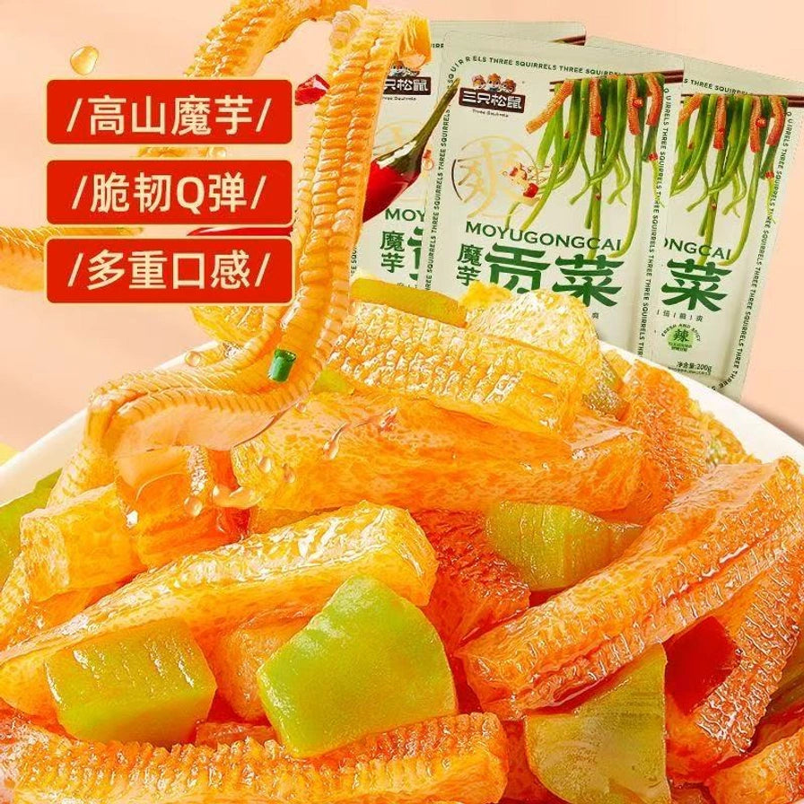 近距离展示碗中晶莹剔透、裹满香辣红油的魔芋贡菜，背景带有高山魔芋、脆韧Q弹、多重口感的文字标签。