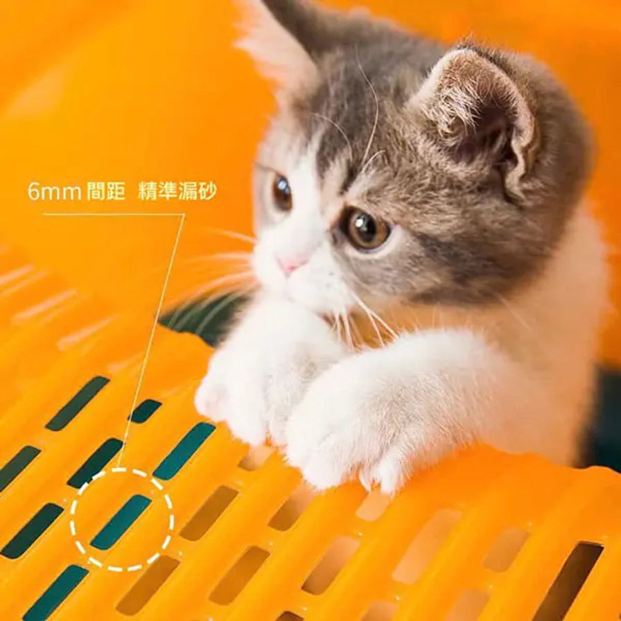 猫咪趴在顶部格栅踏板上，画面左侧标注“6mm 间距 精准漏砂”