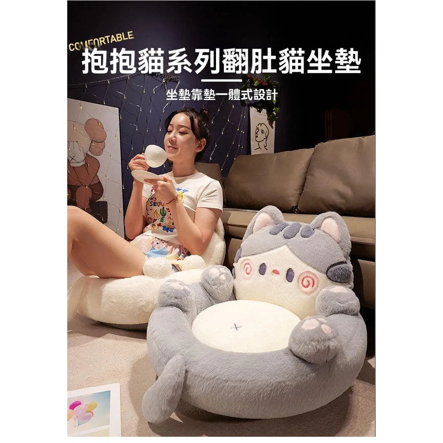 模特坐在地毯上使用龙猫坐垫的场景图，上方带有“抱抱猫系列翻肚猫坐垫”和“坐垫靠垫一体式设计”的中文卖点文字。