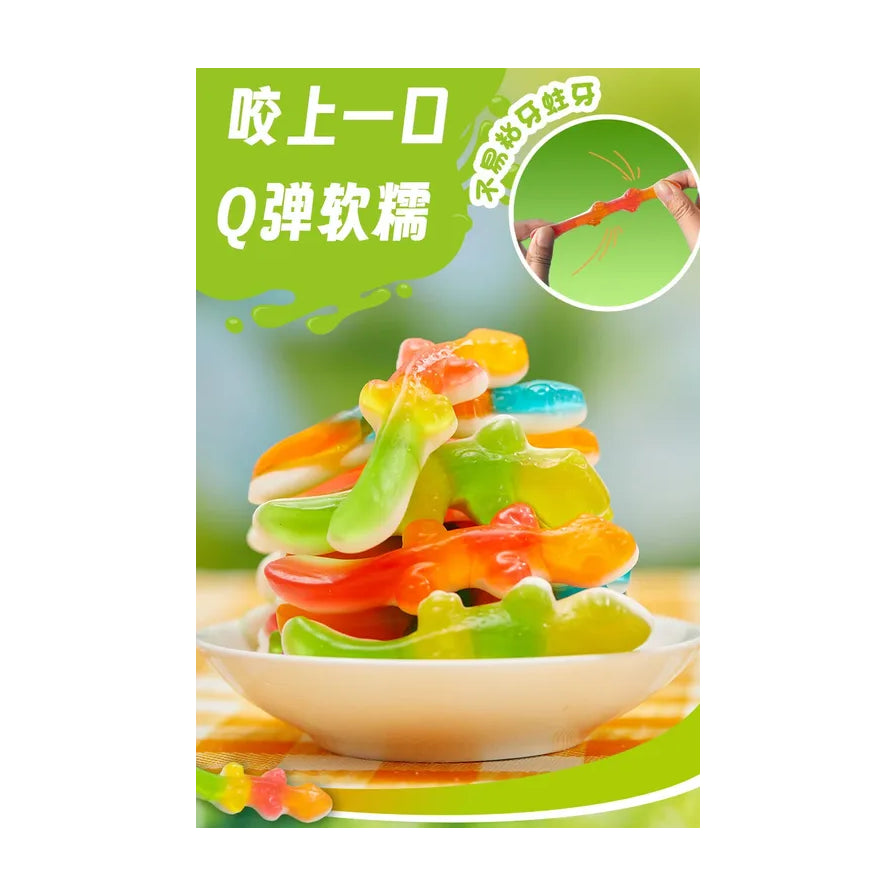 碗中堆叠的彩色蜥蜴软糖特写，展示 Q 弹质感，配有中文文案“咬上一口 Q 弹软糯”及不粘牙细节图示。