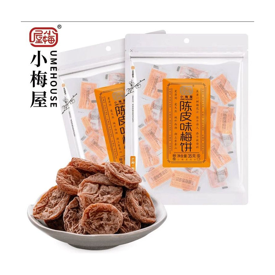 小梅屋陈皮味梅饼产品图，展示两袋包装及碗中散装的褐色梅干，左上角有品牌 Logo。
