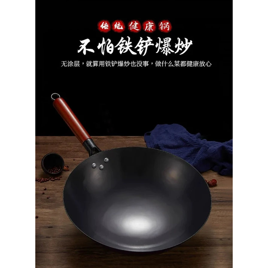 放置在木质桌面上的无涂层黑色炒菜锅，上方配有“不怕铁铲爆炒”的中文宣传文字，强调耐用性。