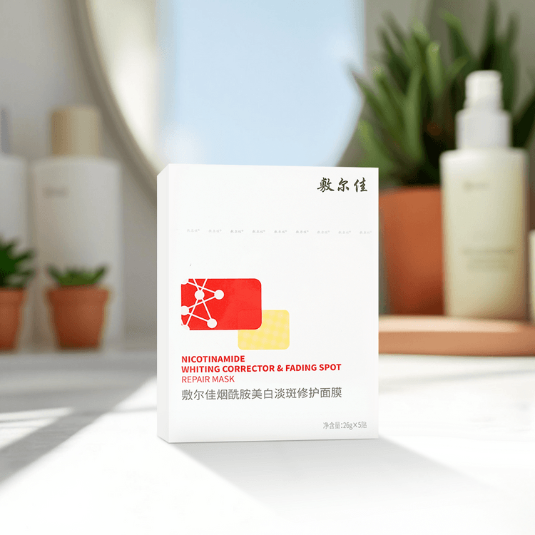 敷尔佳面膜使用场景图，模特面部敷着面膜，背景带有中文说明文字与卖点标注。