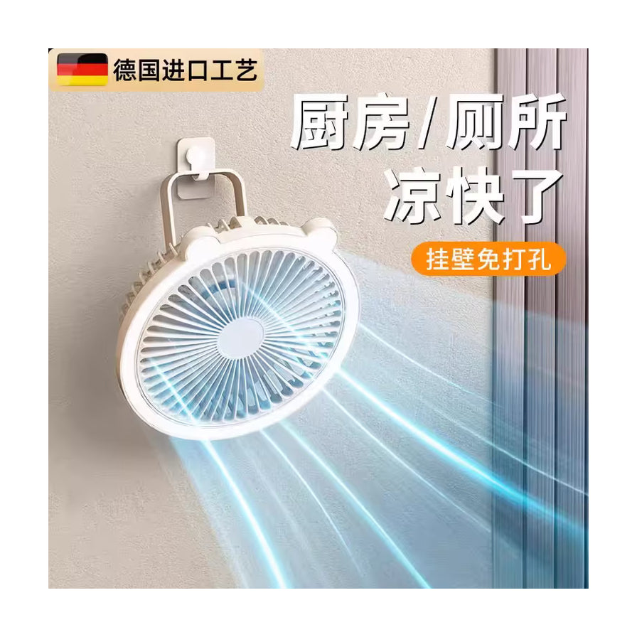 白色小风扇挂在厨房墙壁上，展示免打孔壁挂效果，配有“厨房/厕所凉快了”等中文卖点文字。