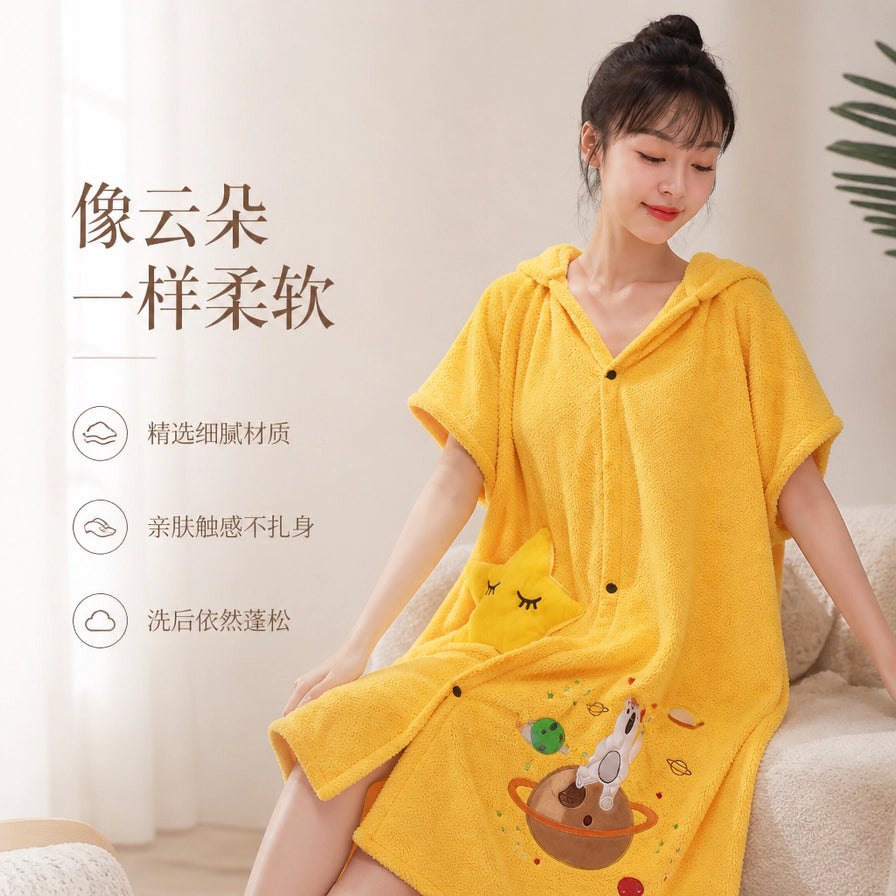 模特穿着黄色浴袍坐在沙发上，左侧配有“像云朵一样柔软”等中文卖点文字。