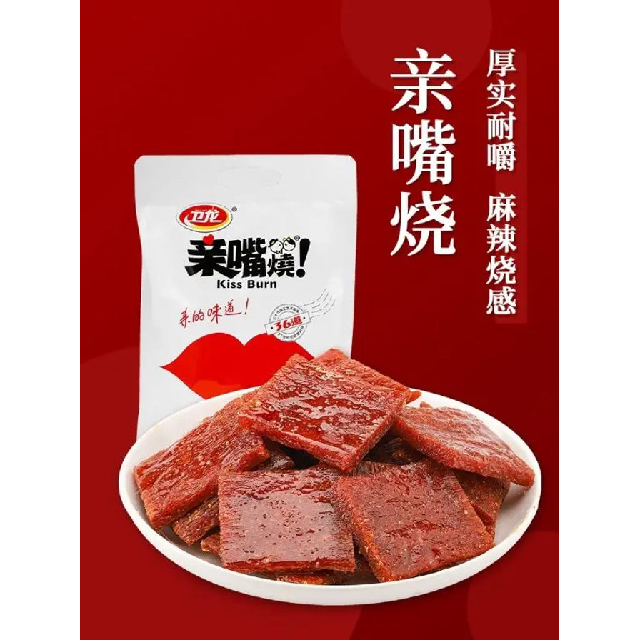 红色背景下的卫龙亲嘴烧展示，白色圆盘中盛满厚实的辣条方块，侧边带有厚实耐嚼、麻辣烧感的文字说明。