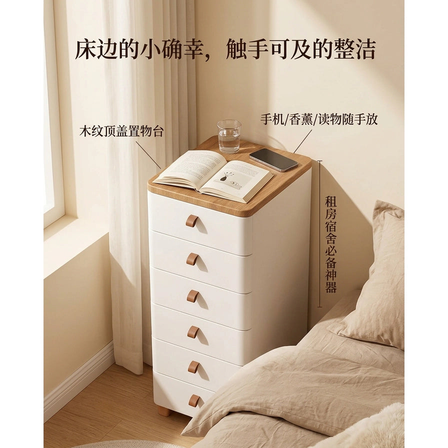 卧室床边场景中的白色窄缝收纳柜，顶部放置书本和手机，配有中文卖点标注。