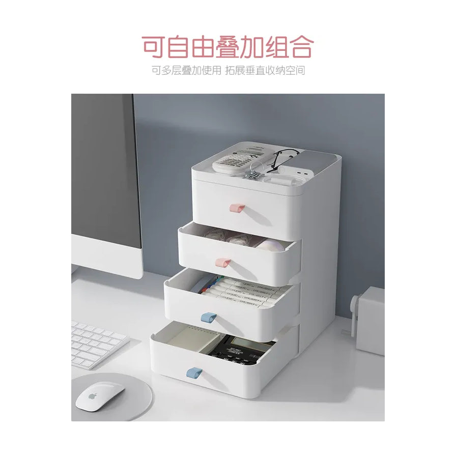 桌面收纳盒放置在电脑旁的使用场景图，顶部有中文文字说明可自由叠加组合。