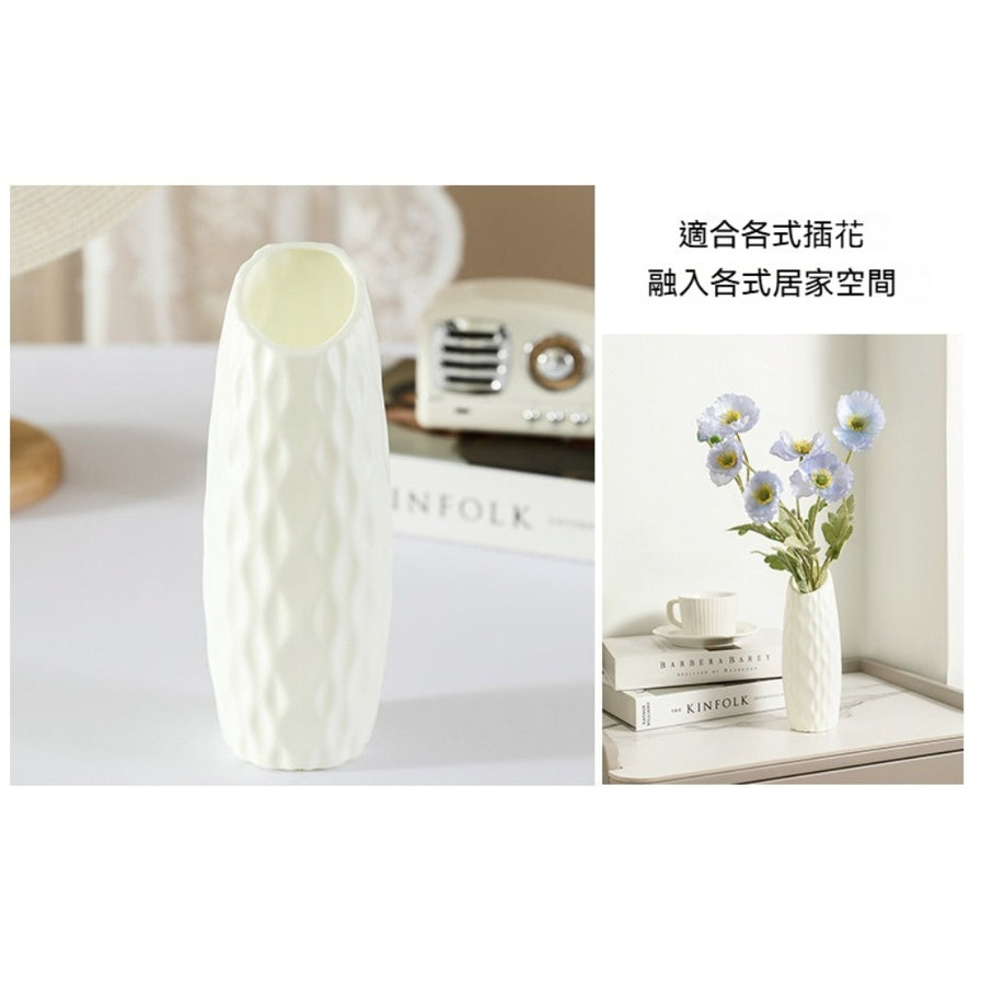 白色菱纹斜口花瓶摆放在桌面上，右侧配有插花展示图及中文说明文字“适合各式插花，融入各式居家空间”。