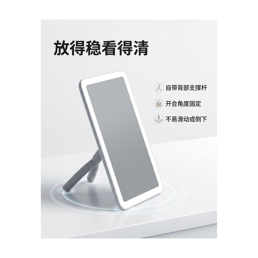 白色方形化妆镜置于桌面，配有中文卖点说明，强调稳固支架和清晰视野。