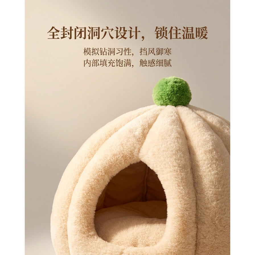 白色封闭式宠物蒙古包猫窝特写，上方配有中文卖点文字：全封闭洞穴设计，锁住温暖。