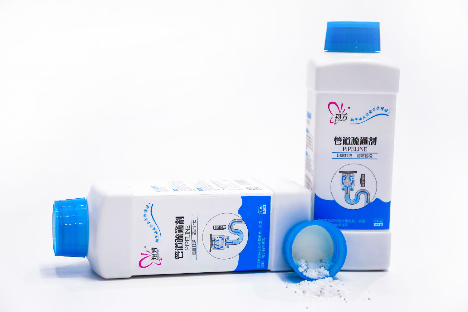 管道疏通剂使用场景示意图，展示粉末倒入水槽溶解油污与发丝的过程。