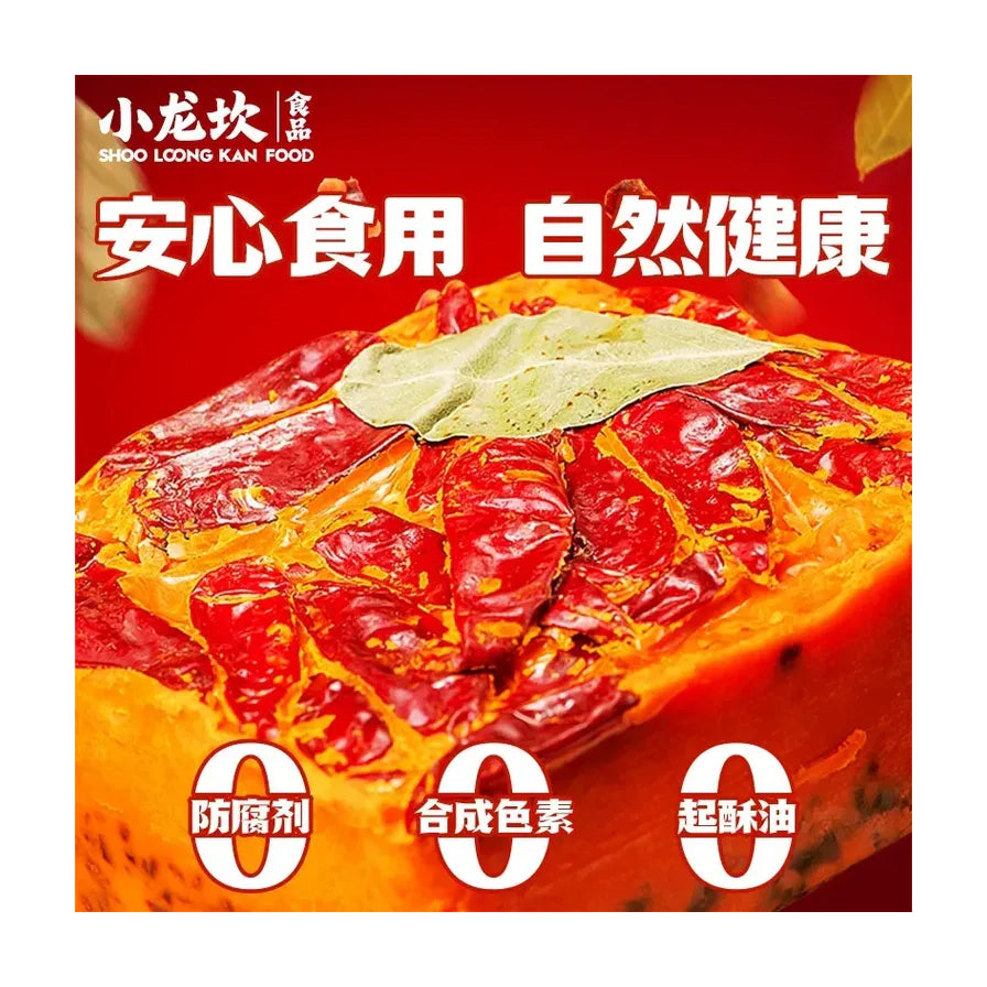 小龙坎火锅底料特写宣传图，展示红油辣椒与香料细节，配有安心食用自然健康及零添加中文标语。